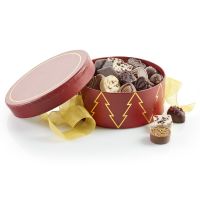 Rund Hatteæske -  Luksus chokolade 500g_motiv: Rød juletræ 2060-2315
