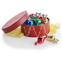 Rund Hatteæske -  Mixed Chokoladekugler 300g_motiv: Rød Juletræ 2060-2313